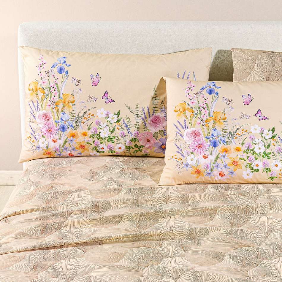 completo lenzuola caleffi yasmine. federe con fantasia a fiorellini arancio, rosa e blu. lenzuolo con foglie di ginkgo. variante naturale beige.