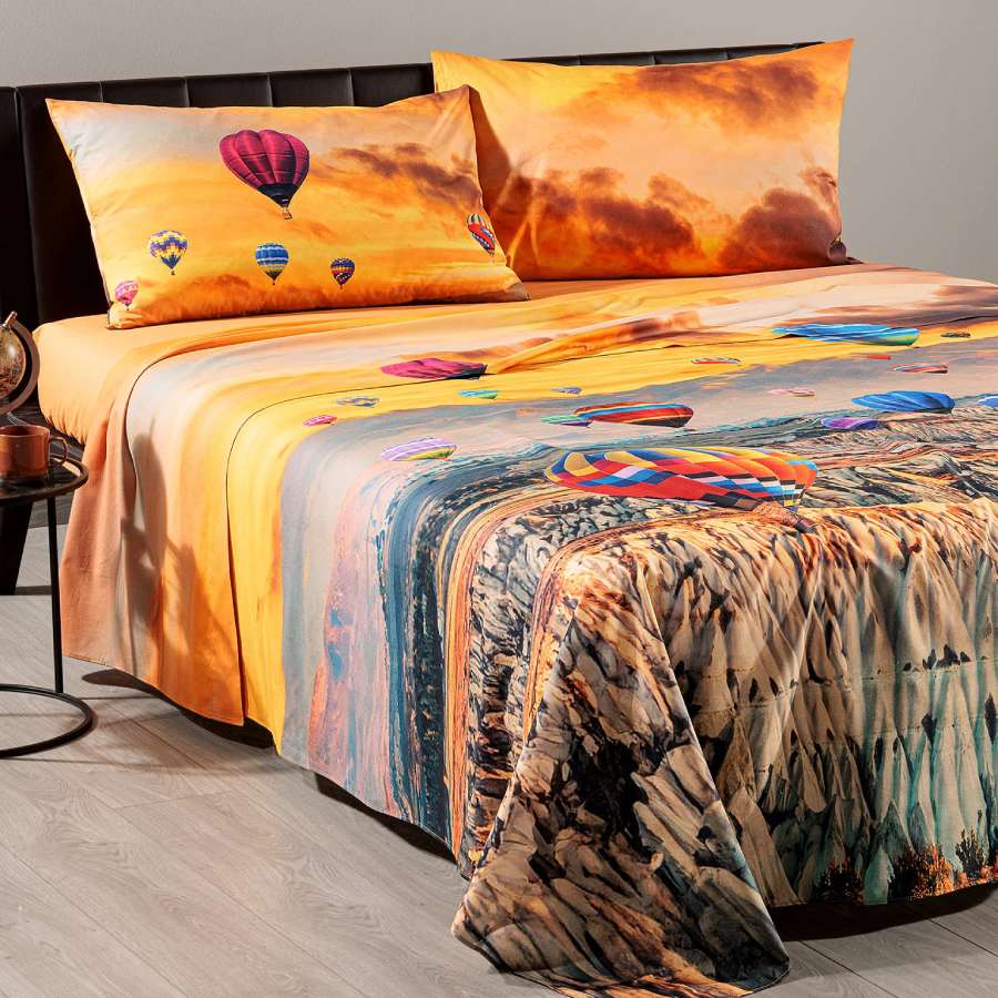 Lenzuolo Copriletto matrimoniale Cappadocia Caleffi. Fantasia con tramonto sul paesaggio della Cappadocia, con mongolfiere colorate.