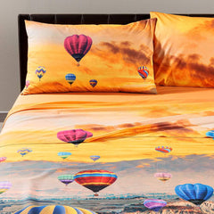 Lenzuolo Copriletto matrimoniale Cappadocia Caleffi. Fantasia con tramonto sul paesaggio della Cappadocia, con mongolfiere colorate.