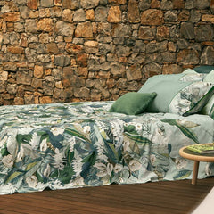 lenzuolo copriletto Fazzini Calle. Fantasia con fiori bianchi e foglie su fondo verde.