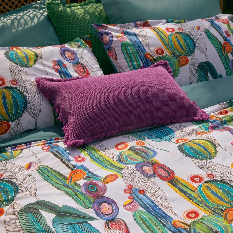 lenzuolo copriletto Frida Fazzini. Fantasia con cactus e fiori vivaci su fondo beige.