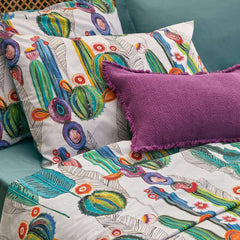 lenzuolo copriletto Frida Fazzini. Fantasia con cactus e fiori vivaci su fondo beige.