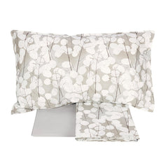 Lenzuolo copriletto matrimoniale Fazzini Lunaria, in percalle di puro cotone. Il completo lenzuola Lunaria presenta una fantasia floreale dallo stile moderno, con fiori chiari su fondo grigio. La fantasia è presente sulla faccia superiore delle federe e sul lenzuolo di sopra. Anche la balza del lenzuolo di sopra è stampata, essendo un lenzuolo copriletto. Il resto del completo è in percalle di cotone tinta unita.