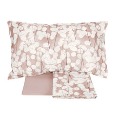 Lenzuolo copriletto matrimoniale Fazzini Lunaria, in percalle di puro cotone. Il completo lenzuola Lunaria presenta una fantasia floreale dallo stile moderno, con fiori chiari su fondo rosa. La fantasia è presente sulla faccia superiore delle federe e sul lenzuolo di sopra. Anche la balza del lenzuolo di sopra è stampata, essendo un lenzuolo copriletto. Il resto del completo è in percalle di cotone tinta unita.