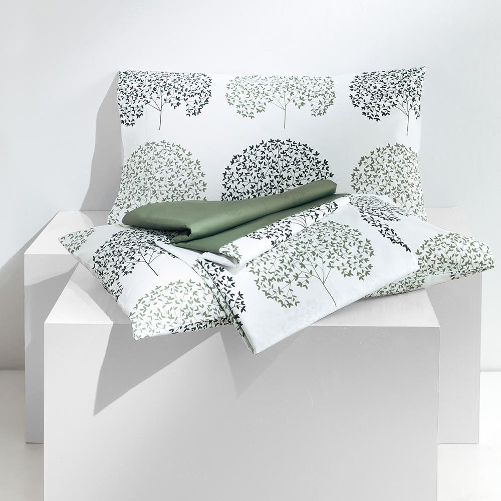 Lenzuolo Copriletto matrimoniale Life in puro cotone. Disponibile nella misura per letto singolo e matrimoniale. Realizzato in Italia da Gabel.Il completo lenzuola Life presenta una moderna fantasia floreale in cui i fiori neri e verdi spiccano sul fondo bianco. La stampa è presente sulle federe e sul lenzuolo superiore, mentre la balza è in tinta unita verde. Il lenzuolo con angoli presenta una fantasia con puntini neri su fondo bianco