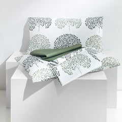 Lenzuolo Copriletto matrimoniale Life in puro cotone. Disponibile nella misura per letto singolo e matrimoniale. Realizzato in Italia da Gabel.Il completo lenzuola Life presenta una moderna fantasia floreale in cui i fiori neri e verdi spiccano sul fondo bianco. La stampa è presente sulle federe e sul lenzuolo superiore, mentre la balza è in tinta unita verde. Il lenzuolo con angoli presenta una fantasia con puntini neri su fondo bianco