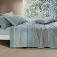 Lenzuolo Copriletto matrimoniale Malibù in puro cotone. Disponibile nella misura per letto singolo, piazza e mezza e matrimoniale. Realizzato in Italia da Gabel.Il completo lenzuola Malibù presenta una moderna fantasia geometrica a righe, nella variante di colore brezza (tortora/avio).La stampa è presente sulle federe e sul lenzuolo superiore, compresa la balza. Il lenzuolo con angoli è in grigio tinta unita