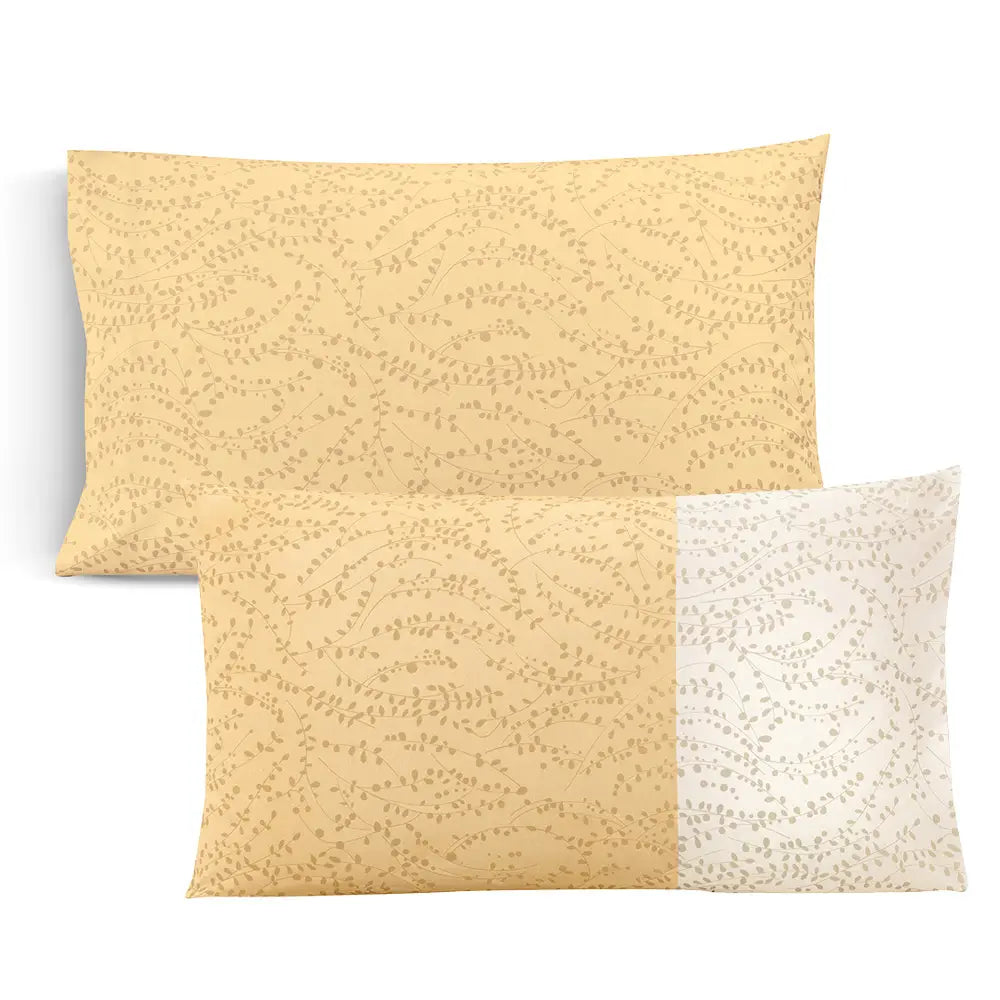 Lenzuolo copriletto Gabel in cotone. Fantasia fondo giallo con foglioline più scure. Risvolto del lenzuolo bianco con foglioline.