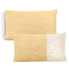 Lenzuolo copriletto Gabel in cotone. Fantasia fondo giallo con foglioline più scure. Risvolto del lenzuolo bianco con foglioline.