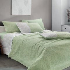 Lenzuolo copriletto Gabel in cotone. Fantasia fondo verde con foglioline più scure. Risvolto del lenzuolo bianco con foglioline.