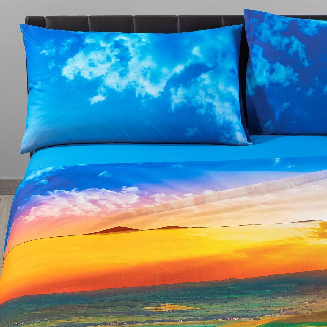 Lenzuolo Copriletto matrimoniale Caleffi Heaven in cotone. fantasia con fiori e tramonto sui toni dell'azzurro, arancio e violetto