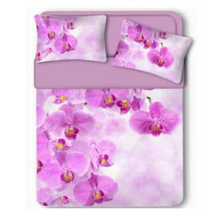 Lenzuolo copriletto matrimoniale Erica della linea Miss Terry di Biancaluna. Il completo lenzuola Erica è in 100% puro cotone ed è stampato in digitale ad alta definizione.Le federe e il lenzuolo di sopra presentano una fantasia floreale. Il lenzuolo con angoli e la balza del lenzuolo di sopra sono in tinta unita color lilla.