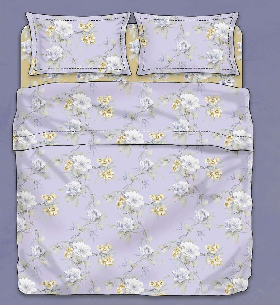 Lenzuolo copriletto matrimoniale Atelier 31, di Tessitura Randi, in percalle di puro cotone. Romantica fantasia con fiori chiari su fondo glicine. La fantasia con fondo glicine è presente sul lenzuolo di sopra e sulle federe. Il risvolto del lenzuolo di sopra è stampato, essendo un lenzuolo copriletto. Il lenzuolo con angoli presenta la stessa fantasia ma con fondo giallo ocra.