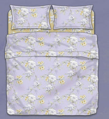 Lenzuolo copriletto matrimoniale Atelier 31, di Tessitura Randi, in percalle di puro cotone. Romantica fantasia con fiori chiari su fondo glicine. La fantasia con fondo glicine è presente sul lenzuolo di sopra e sulle federe. Il risvolto del lenzuolo di sopra è stampato, essendo un lenzuolo copriletto. Il lenzuolo con angoli presenta la stessa fantasia ma con fondo giallo ocra.