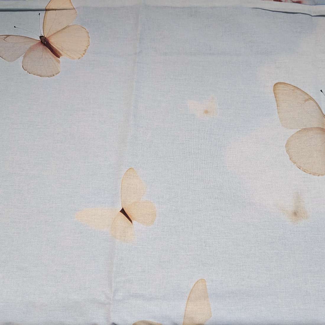 lenzuolo copriletto butterfly. Fantasia con farfalle e fiori su fondo azzurro
