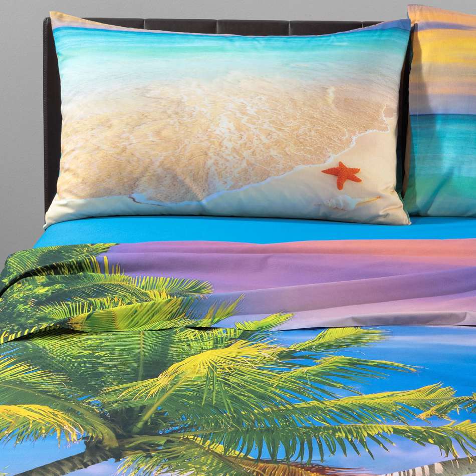 Lenzuolo Copriletto matrimoniale Caraibi di Caleffi in puro cotone. Fantasia estiva con mare, spiaggia e palme al tramonto. Stampa digitale di altissima qualità.