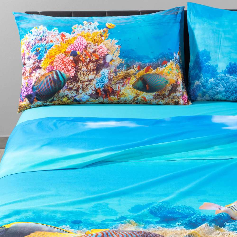 Lenzuolo Copriletto matrimoniale Oceano di Caleffi in puro cotone. Fantasia estiva con mare, pesci e coralli. Stampa digitale di altissima qualità.