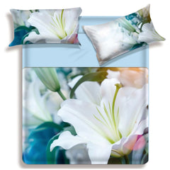 Lenzuolo copriletto matrimoniale Dafne di Miss Terry Biancaluna. Il completo lenzuola Dafne è in 100% puro cotone ed è stampato in digitale ad alta definizione. Le federe e il lenzuolo di sopra presentano una delicata fantasia floreale con fiori bianchi. Le lenzuola con angoli e la balza del lenzuolo di sopra sono in tinta unita color celeste.