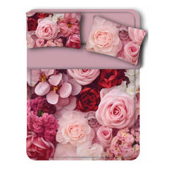 Lenzuolo copriletto matrimoniale Flora di Miss Terry Biancaluna. Il completo lenzuola Flora è in 100% puro cotone ed è stampato in digitale ad alta definizione.Le federe e il lenzuolo di sopra presentano una fantasia con fiori rosa e rossi. Il lenzuolo con angoli e la balza del lenzuolo di sopra sono in tinta unita color lilla