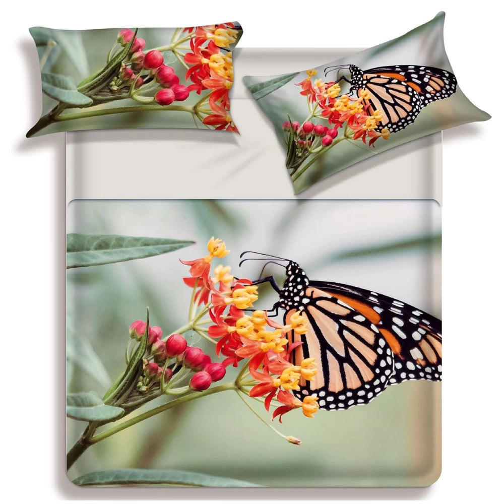 Lenzuolo copriletto matrimoniale Fly della linea Miss Terry di Biancaluna. Il completo lenzuola Fly è in 100% puro cotone ed è stampato in digitale ad alta definizione. Le federe e il lenzuolo di sopra presentano una fantasia che ritrae una farfalla su fiori dai colori vivaci. Il lenzuolo con angoli e la balza del lenzuolo di sopra sono in tinta unita color beige.