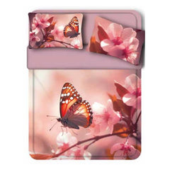 Lenzuolo copriletto matrimoniale Ilia della linea Miss Terry di Biancaluna. Il completo lenzuola Ilia è in 100% puro cotone ed è stampato in digitale ad alta definizione.Le federe e il lenzuolo di sopra presentano una fantasia che ritrae una farfalla su un ramo con fiori rosa. Il lenzuolo con angoli e la balza del lenzuolo di sopra sono in tinta unita color lilla.
