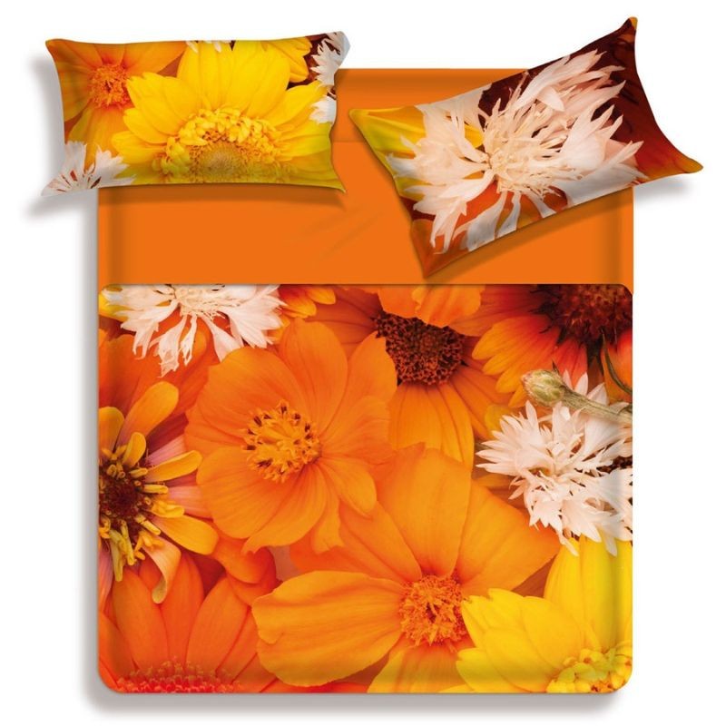 Lenzuolo copriletto matrimoniale Iris della linea Miss Terry di Biancaluna. Il completo lenzuola Iris è in 100% puro cotone ed è perfetto per ricoprire il letto nella stagione estiva. Le federe e il lenzuolo di sopra presentano una vivace fantasia floreale con fiori gialli e arancioni. Il lenzuolo con angoli e la balza del lenzuolo di sopra sono in tinta unita color arancio.