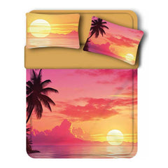 Lenzuolo copriletto matrimoniale Masai di Miss Terry Biancaluna. Il completo lenzuola Masai è in 100% puro cotone ed è stampato in digitale ad alta definizione.Le federe e il lenzuolo di sopra rappresentano un paesaggio estivo, con mare e palme, al tramonto. Il lenzuolo con angoli e la balza del lenzuolo di sopra sono in tinta unita color giallo