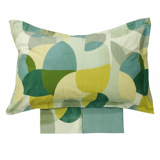 Lenzuolo copriletto matrimoniale Atelier 29, di Tessitura Randi, in percalle di puro cotone. Fantasia geometrica sui toni del verde e dei grigi. La fantasia è presente sul lenzuolo di sopra e sulle federe. Il risvolto del lenzuolo di sopra è stampato, essendo un lenzuolo copriletto. Il lenzuolo con angoli è in tinta unita verde petrolio