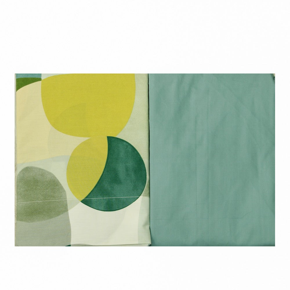 Lenzuolo copriletto matrimoniale Atelier 29, di Tessitura Randi, in percalle di puro cotone. Fantasia geometrica sui toni del verde e dei grigi. La fantasia è presente sul lenzuolo di sopra e sulle federe. Il risvolto del lenzuolo di sopra è stampato, essendo un lenzuolo copriletto. Il lenzuolo con angoli è in tinta unita verde petrolio