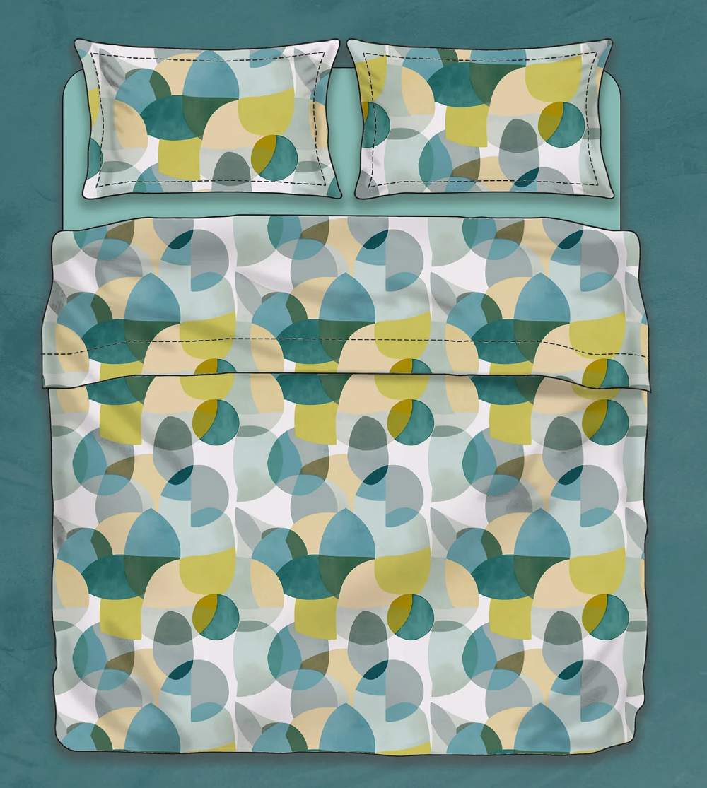 Lenzuolo copriletto matrimoniale Atelier 29, di Tessitura Randi, in percalle di puro cotone. Fantasia geometrica sui toni del verde e dei grigi. La fantasia è presente sul lenzuolo di sopra e sulle federe. Il risvolto del lenzuolo di sopra è stampato, essendo un lenzuolo copriletto. Il lenzuolo con angoli è in tinta unita verde petrolio