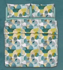 Lenzuolo copriletto matrimoniale Atelier 29, di Tessitura Randi, in percalle di puro cotone. Fantasia geometrica sui toni del verde e dei grigi. La fantasia è presente sul lenzuolo di sopra e sulle federe. Il risvolto del lenzuolo di sopra è stampato, essendo un lenzuolo copriletto. Il lenzuolo con angoli è in tinta unita verde petrolio