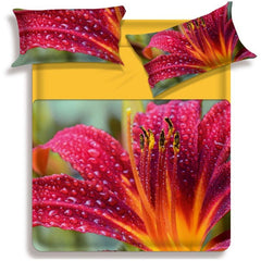 Lenzuolo copriletto matrimoniale Rugiada di Miss Terry Biancaluna. Il completo lenzuola Rugiada è in 100% puro cotone ed è stampato in digitale ad alta definizione. Le federe e il lenzuolo di sopra presentano una fantasia floreale dai colori decisi. Il lenzuolo con angoli e la balza del lenzuolo di sopra sono in tinta unita color giallo.