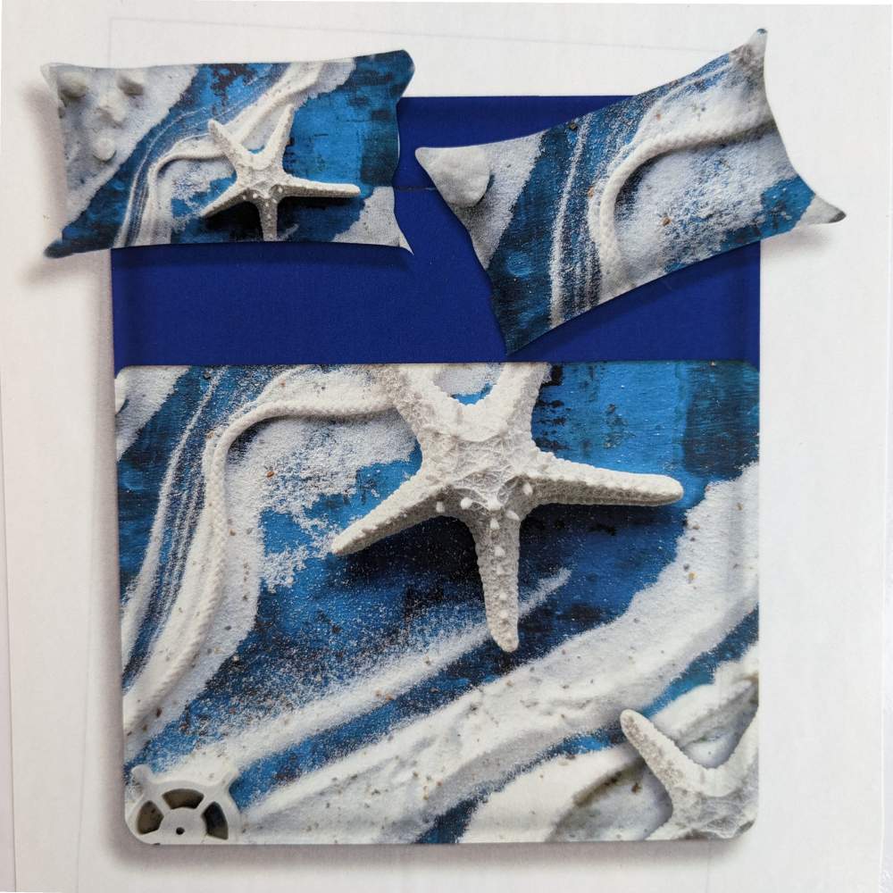 Lenzuolo copriletto matrimoniale Star di Miss Terry Biancaluna. Il completo lenzuola Star è in 100% puro cotone. Le federe e il lenzuolo di sopra ritraggono sabbia e stelle marine di colore chiaro, a contrasto su un fondo azzurro che richiama il colore del mare. Il lenzuolo con angoli e la balza del lenzuolo di sopra sono in tinta unita color bluette.