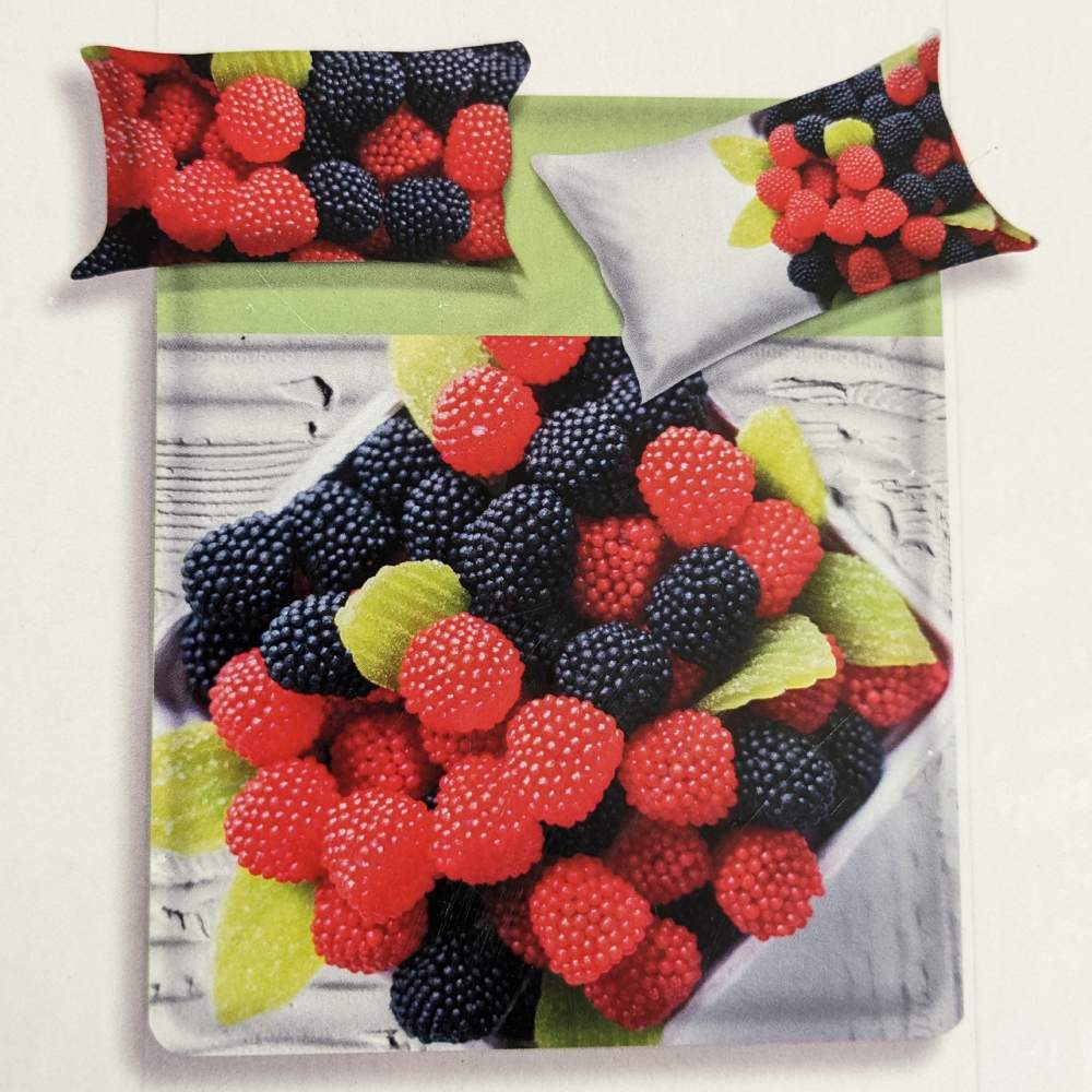 Lenzuolo copriletto matrimoniale Morositas di Miss Terry Biancaluna. Il completo lenzuola Morositas è in 100% puro cotone ed è stampato in digitale ad alta definizione. Le federe e il lenzuolo di sopra presentano una fantasia vivace con more rosse e nere. Le lenzuola con angoli e la balza del lenzuolo di sopra sono in tinta unita verde.