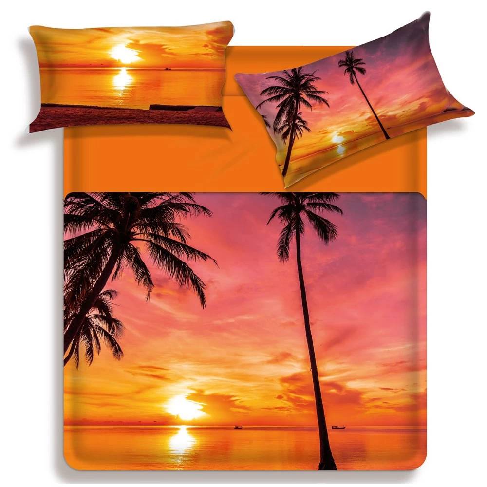 Lenzuolo copriletto matrimoniale Palm di Miss Terry Biancaluna. Il completo lenzuola Palm è in 100% puro cotone Le federe e il lenzuolo di sopra rappresentano un paesaggio estivo, con mare e palme, al tramonto. Il lenzuolo con angoli e la balza del lenzuolo di sopra sono in tinta unita color arancione