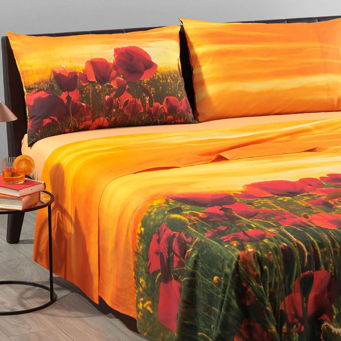 Lenzuola Copriletto matrimoniale in cotone Caleffi Papaveri. Completo lenzuola copriletto fantasia arancione con papaveri rossi e tramonto