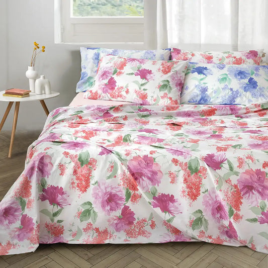 Lenzuolo copriletto matrimoniale Delice di Somma, in percalle di cotone. fantasia stile acquerello con grandi fiori rosa.