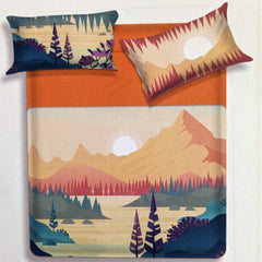 Lenzuolo copriletto matrimoniale Yoghi di Miss Terry Biancaluna. Il completo lenzuola Yoghi è in 100% puro cotone ed è stampato in digitale ad alta definizione. Le federe e il lenzuolo di sopra presentano una delicata fantasia in stile cartoon che ritrae un panorama con laghi e montagne. Le lenzuola con angoli e la balza del lenzuolo di sopra sono in tinta unita arancione.