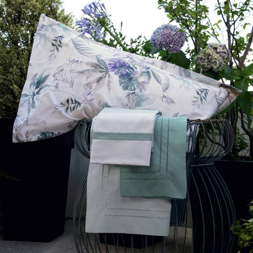 Completo lenzuola matrimoniale Fazzini Sambuco, in percalle di puro cotone. Il lenzuolo Sambuco si distingue per la deliziosa fantasia floreale con foglie di sambuco dai delicati toni di azzurro e verde acqua. Le federe e il lenzuolo di sopra sono in percalle di puro cotone stampato in digitale. Il lenzuolo con angoli è in percalle tinta unita.