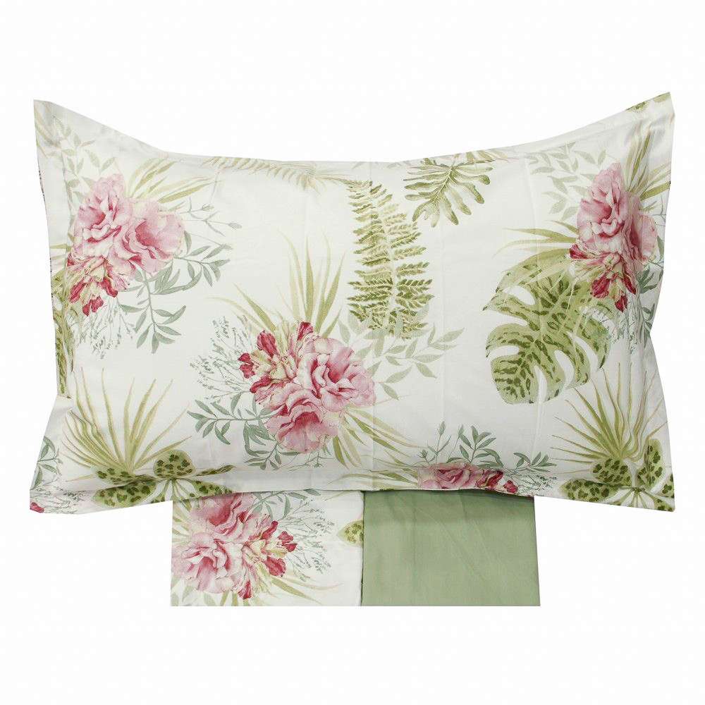 Lenzuolo copriletto matrimoniale Atelier 35, di Tessitura Randi, in percalle di puro cotone. Romantica fantasia floreale con foglie e fiori su fondo chiaro. La fantasia è presente sul lenzuolo di sopra e sulle federe. Il risvolto del lenzuolo di sopra è stampato, essendo un lenzuolo copriletto. Il lenzuolo con angoli è in tinta unita verde