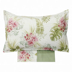 Lenzuolo copriletto matrimoniale Atelier 35, di Tessitura Randi, in percalle di puro cotone. Romantica fantasia floreale con foglie e fiori su fondo chiaro. La fantasia è presente sul lenzuolo di sopra e sulle federe. Il risvolto del lenzuolo di sopra è stampato, essendo un lenzuolo copriletto. Il lenzuolo con angoli è in tinta unita verde