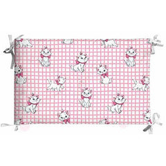 paracolpi culla caleffi disney aristogatti. Fantasia con gattina Minou su fondo bianco e rosa.