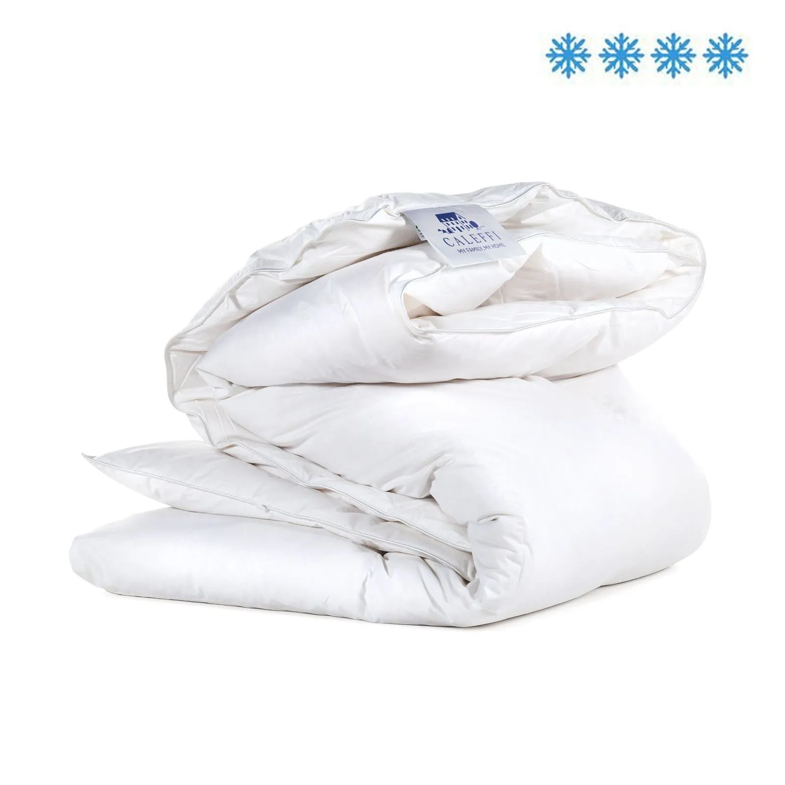 Il piumino interno Buonanotte di Caleffi assicura un morbido e caldo abbraccio durante le notti invernali.
Il piumino Buonanotte è realizzato con un'imbottitura in piuma da 240 g/m², composta da 90% piumino e 10% piumette. Per il tessuto di rivestimento è utilizzato un tessuto in 100% cotone a tenuta piuma.