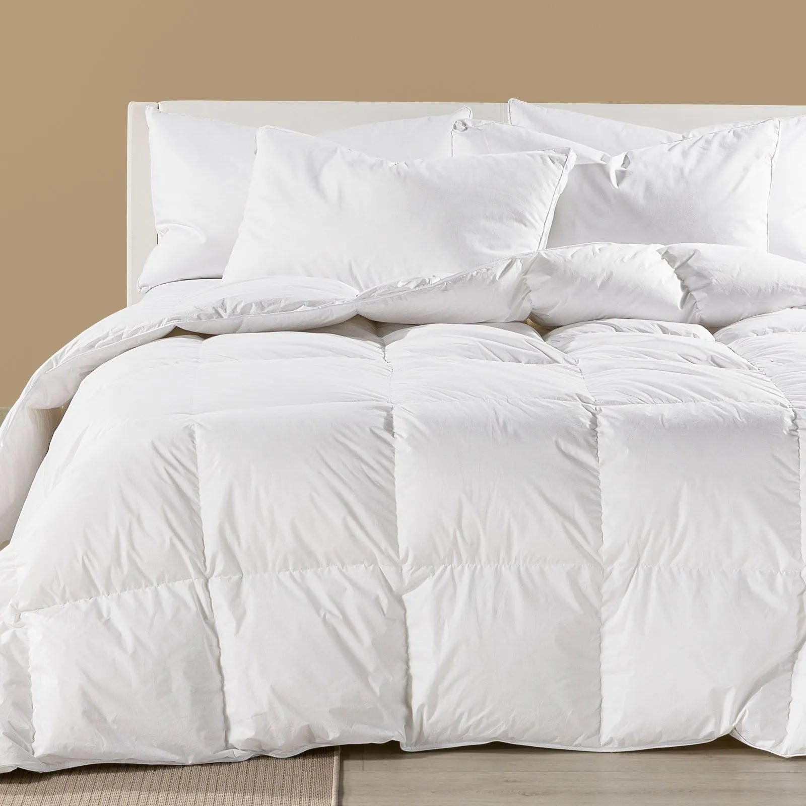 Il piumino interno Buonanotte di Caleffi assicura un morbido e caldo abbraccio durante le notti invernali.
Il piumino Buonanotte è realizzato con un'imbottitura in piuma da 240 g/m², composta da 90% piumino e 10% piumette. Per il tessuto di rivestimento è utilizzato un tessuto in 100% cotone a tenuta piuma.