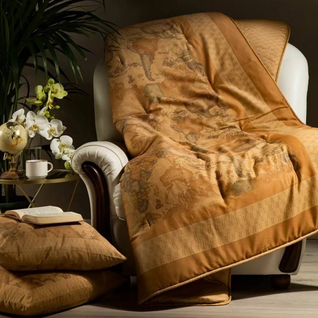 Plaid Geo Classic di Alviero martini, in raso di puro cotone con stampa digitale. Il plaid ha un'imbottitura da 150 g/mq in morbida microfibra anallergica. Ideale come plaid da divano o da letto, per dare un tocco di classe all'ambiente.