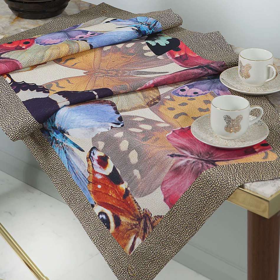 Runner Borbonese Butterfly in panama di puro cotone con stampa digitale.Corsia dalla fantasia moderna e allegra, con cornice nella classica fantasia Borbonese a occhio di pernice e parte centrale con farfalle colorate. Corsia rettangolare, misura 50x150 cm.