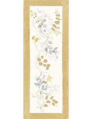 Corsia natalizia Mirage di Tessitura Randi. Stampata in digitale su tessuto di puro cotone. Il runner Mirage, con bordo ocra e fondo avorio, presenta una delicata fantasia con foglie, nastrini ed elementi tipici del Natale nei colori oro e grigio. Misura: 50x150 cm