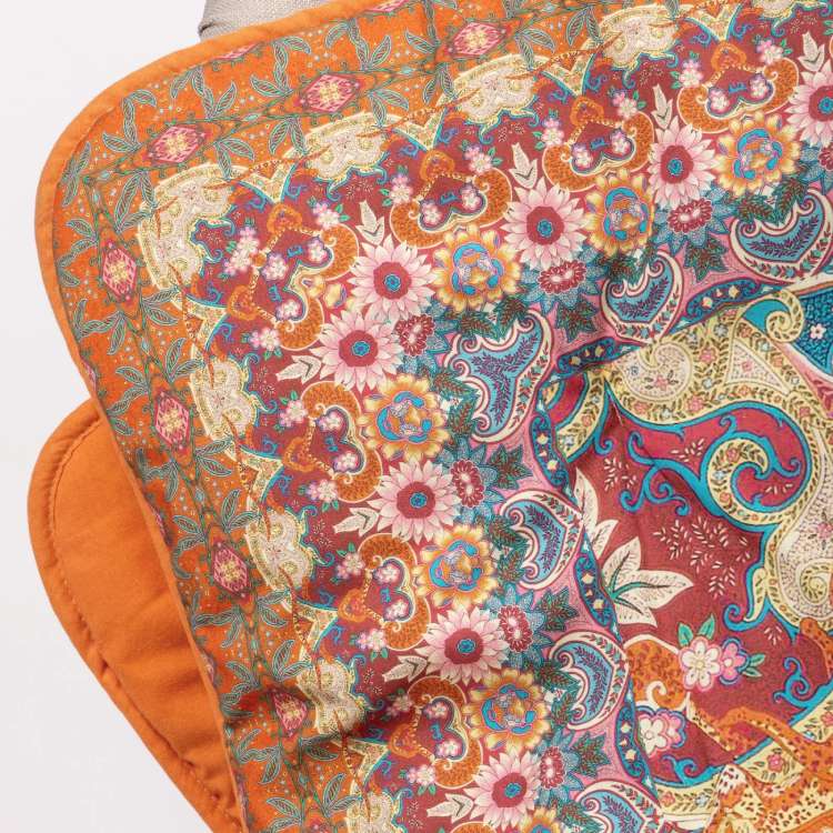 Scaldotto Alhambra di Caleffi, in cotone caldo con stampa digitale. Vivace fantasia multicolore, variante ambra. Lo Scaldotto è un morbido plaid con esterno in cotone smerigliato effetto cashmere, che offre una sensazione di morbidezza e comfort sulla pelle.