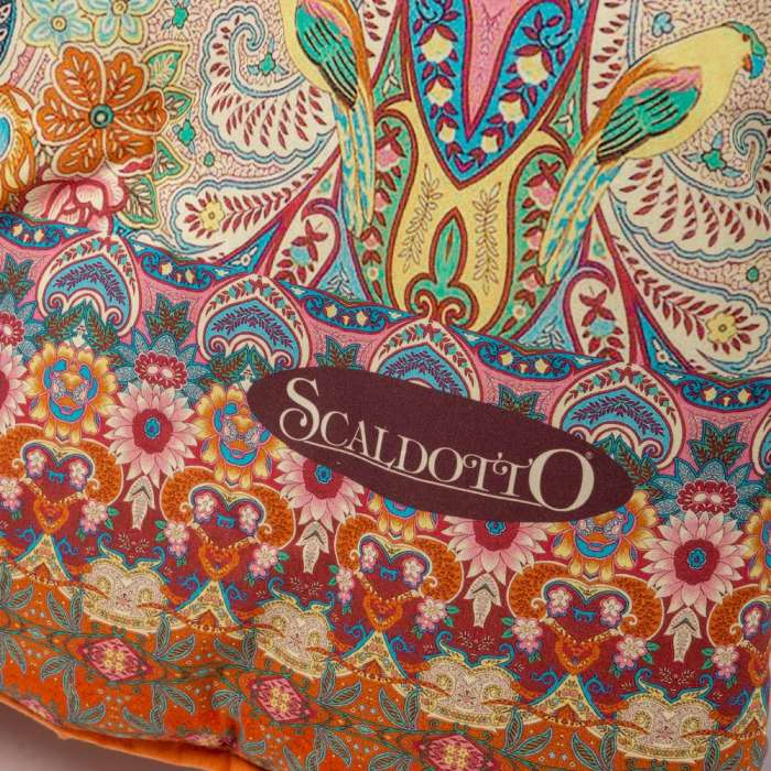 Scaldotto Alhambra di Caleffi, in cotone caldo con stampa digitale. Vivace fantasia multicolore, variante ambra. Lo Scaldotto è un morbido plaid con esterno in cotone smerigliato effetto cashmere, che offre una sensazione di morbidezza e comfort sulla pelle.