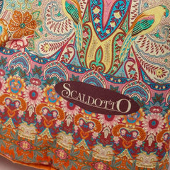 Scaldotto Alhambra di Caleffi, in cotone caldo con stampa digitale. Vivace fantasia multicolore, variante ambra. Lo Scaldotto è un morbido plaid con esterno in cotone smerigliato effetto cashmere, che offre una sensazione di morbidezza e comfort sulla pelle.